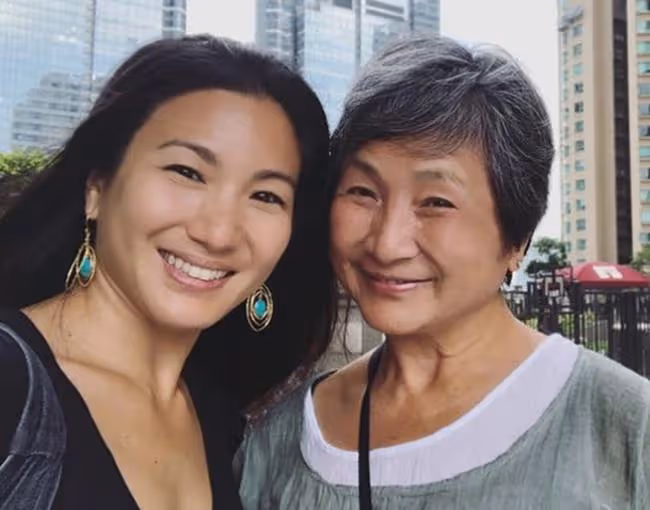 76歲鄭佩佩近況,拍打戲過度身體變差行動較慢,目前在國外生活