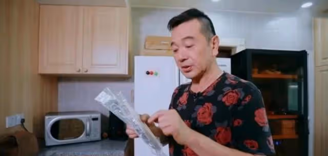 張晨光:倪萍勸朋友不要去他家吃飯,他連走紅毯的鞋都是租的