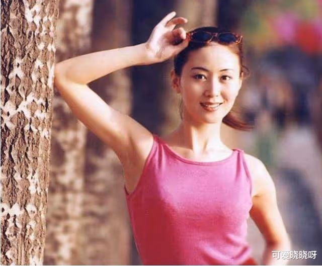 拍寫真走紅,被丈夫拋棄、遭父親指責,湯加麗如今後悔了嗎?