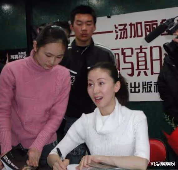 拍寫真走紅,被丈夫拋棄、遭父親指責,湯加麗如今後悔了嗎?