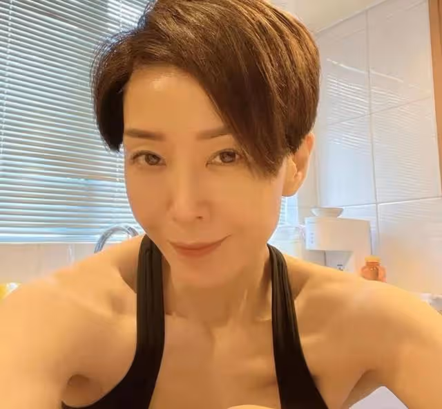 生氣!52歲TVB知名女星被曝為生娃秘密做保健,其老公曾兩度出軌