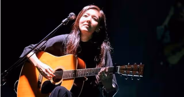 40歲女星演唱會上宣布離婚,結束2年半婚姻,不願透露2歲兒子去向