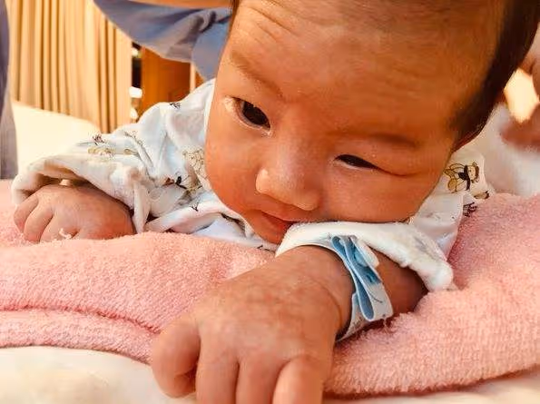 40歲女星演唱會上宣布離婚,結束2年半婚姻,不願透露2歲兒子去向