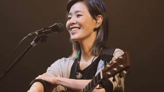 40歲女星演唱會上宣布離婚,結束2年半婚姻,不願透露2歲兒子去向