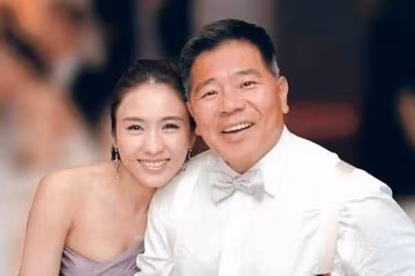 黎姿曬合照慶結婚13周年,66歲老公頭髮花白,兩人同框顏值差距大
