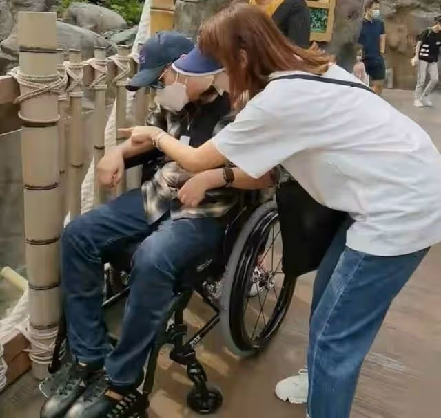 黎姿曬合照慶結婚13周年,66歲老公頭髮花白,兩人同框顏值差距大