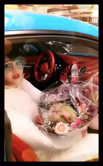 趙本山徒弟胖丫又惹爭議,親自開豪車送貨被指炫富,未戴口罩遭批