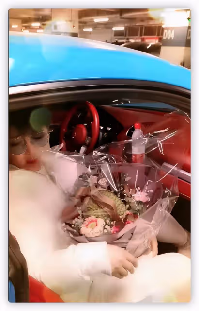 趙本山徒弟胖丫又惹爭議,親自開豪車送貨被指炫富,未戴口罩遭批