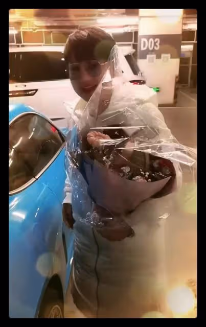 趙本山徒弟胖丫又惹爭議,親自開豪車送貨被指炫富,未戴口罩遭批