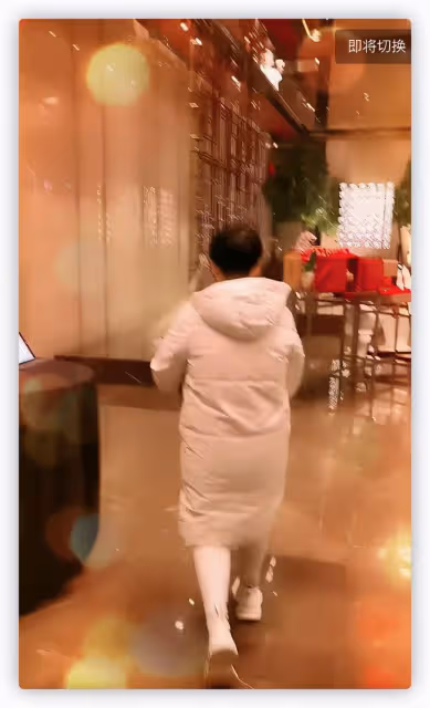 趙本山徒弟胖丫又惹爭議,親自開豪車送貨被指炫富,未戴口罩遭批