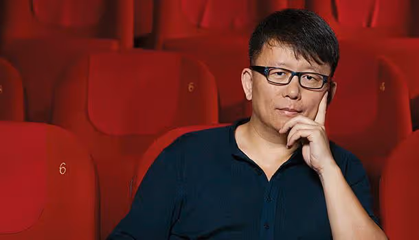 52歲導演自曝女兒出生就進ICU,崩潰到痛哭,妻子堅強擠母乳喂女