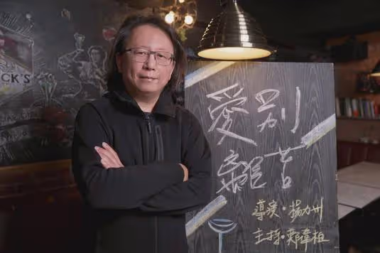 52歲導演自曝女兒出生就進ICU,崩潰到痛哭,妻子堅強擠母乳喂女