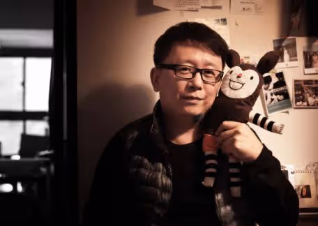 52歲導演自曝女兒出生就進ICU，崩潰到痛哭，妻子堅強擠母乳喂女