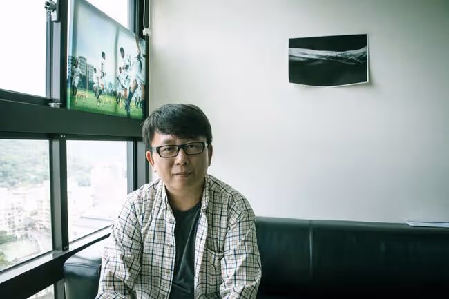 52歲導演自曝女兒出生就進ICU，崩潰到痛哭，妻子堅強擠母乳喂女