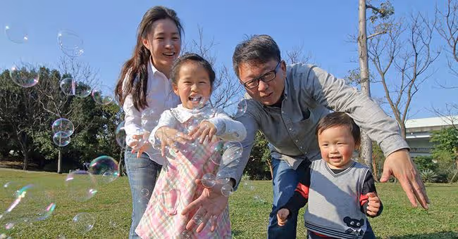 52歲導演自曝女兒出生就進ICU，崩潰到痛哭，妻子堅強擠母乳喂女