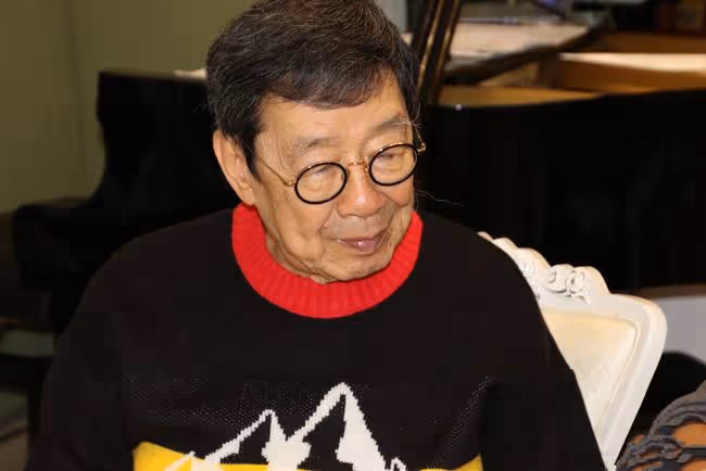 老戲骨慶90歲生!眉毛花白身體硬朗,自曝不想退休仍為演唱會排練