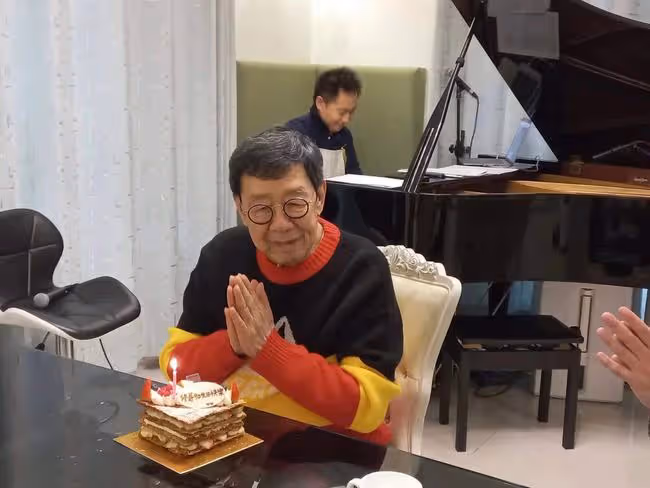 老戲骨慶90歲生!眉毛花白身體硬朗,自曝不想退休仍為演唱會排練