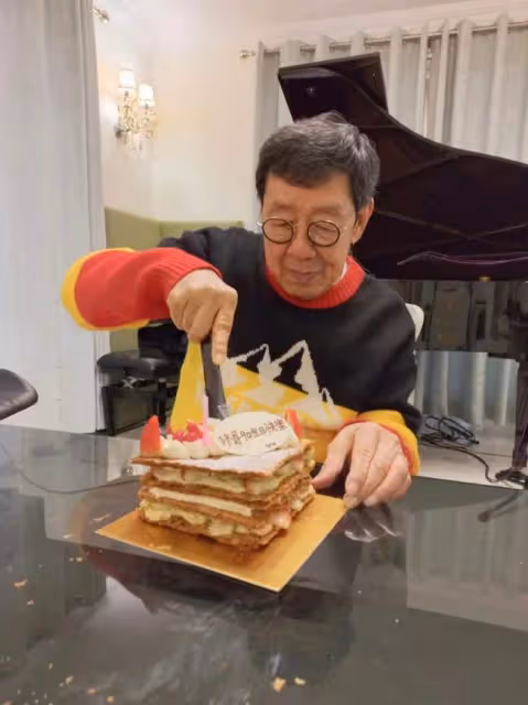 老戲骨慶90歲生!眉毛花白身體硬朗,自曝不想退休仍為演唱會排練