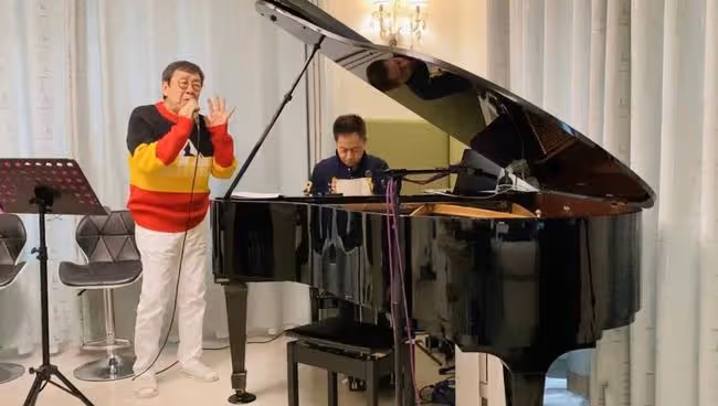 老戲骨慶90歲生!眉毛花白身體硬朗,自曝不想退休仍為演唱會排練
