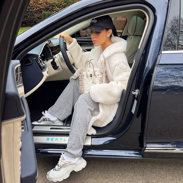C羅父子倆長得越發像！白T配牛仔顯少年感，躺喬治娜懷中似姐弟