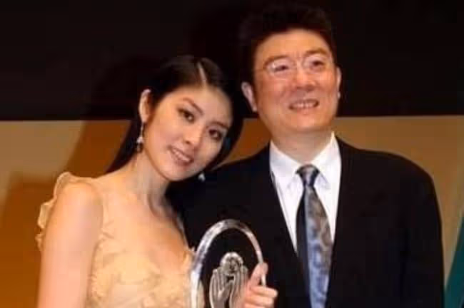 陳慧琳參加酒會卻被向華強趕,得知是被他帶進來,向華強瞬間低頭
