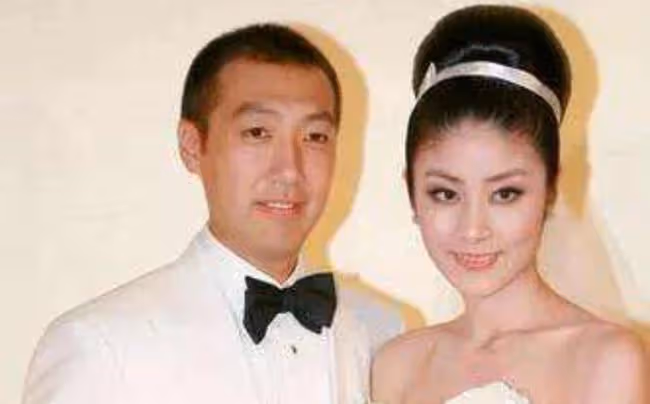 陳慧琳參加酒會卻被向華強趕,得知是被他帶進來,向華強瞬間低頭