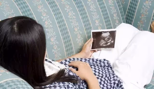 龍鳳胎!婆婆不讓我「給兒子換尿布」 有一天趁婆婆下去買菜,我解開了包著兒子的尿布,馬上就明白!誤解婆婆,從內心感動到哭!