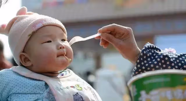 龍鳳胎!婆婆不讓我「給兒子換尿布」 有一天趁婆婆下去買菜,我解開了包著兒子的尿布,馬上就明白!誤解婆婆,從內心感動到哭!