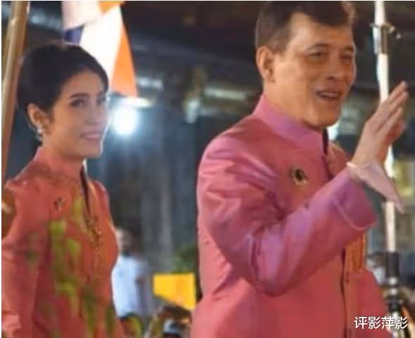 泰王給了詩妮娜特許,貴妃乘車掛有國王徽印,視她為妻子