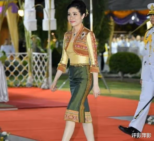泰王給了詩妮娜特許,貴妃乘車掛有國王徽印,視她為妻子