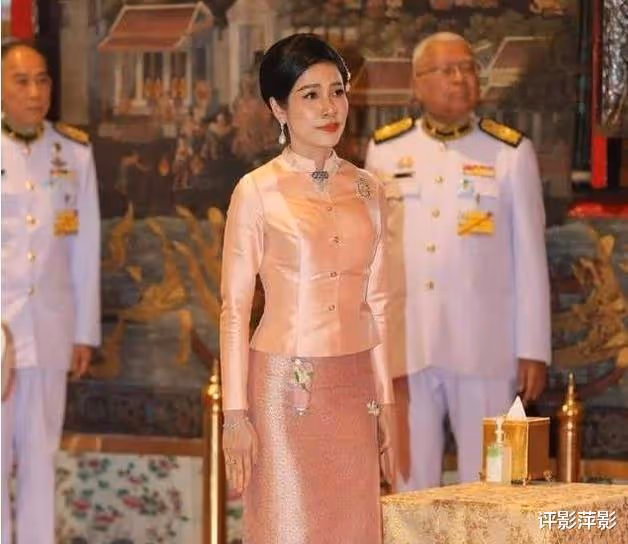 泰王給了詩妮娜特許，貴妃乘車掛有國王徽印，視她為妻子