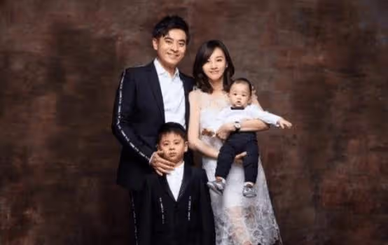 他們一見鍾情，從相識到結婚僅15天，結婚8年恩愛如初，讓人羨慕