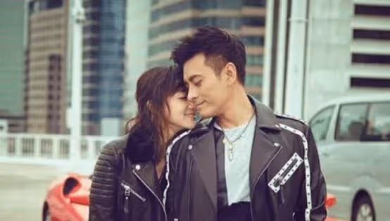 他們一見鍾情，從相識到結婚僅15天，結婚8年恩愛如初，讓人羨慕