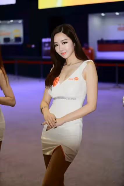 被人當眾扯下短裙,為母親藥費含淚陪笑,韓國女明星申海麗的心酸