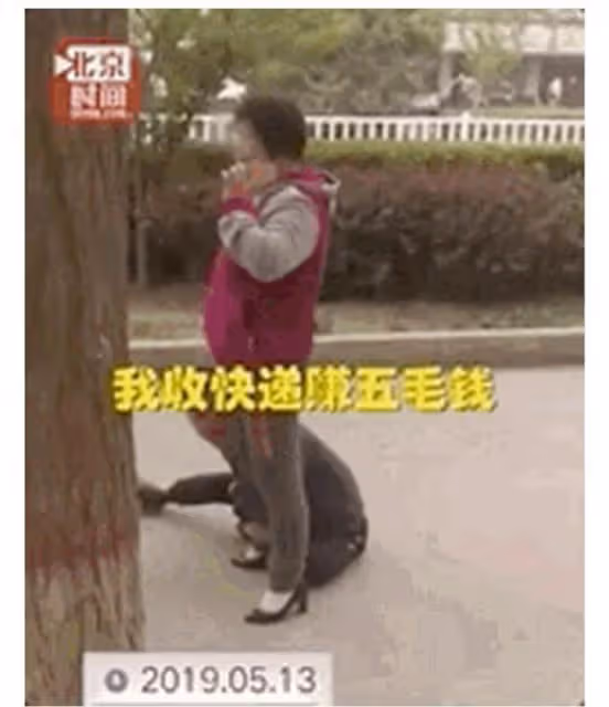 被人當眾扯下短裙，為母親藥費含淚陪笑，韓國女明星申海麗的心酸