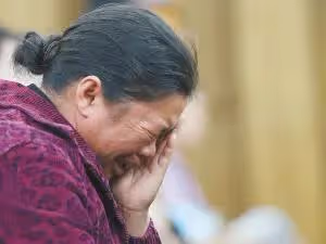 被人當眾扯下短裙，為母親藥費含淚陪笑，韓國女明星申海麗的心酸
