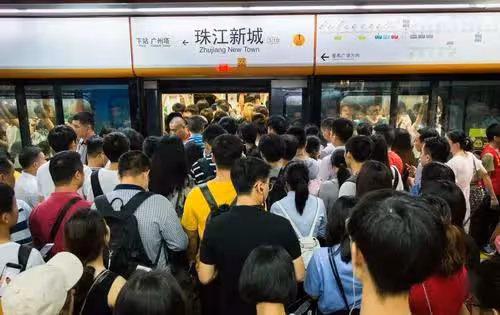 被人當眾扯下短裙，為母親藥費含淚陪笑，韓國女明星申海麗的心酸