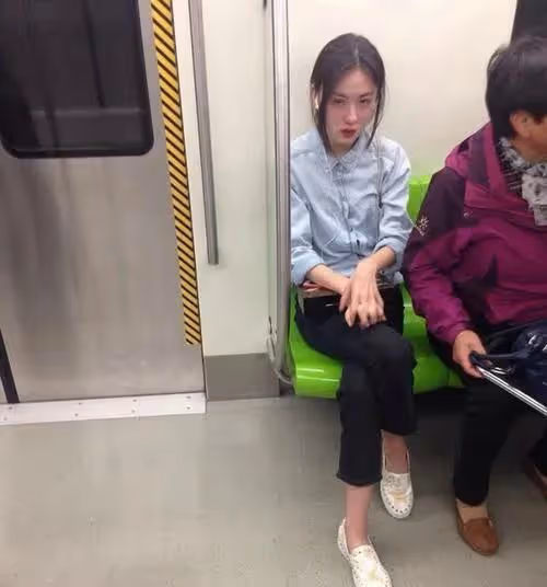 被人當眾扯下短裙，為母親藥費含淚陪笑，韓國女明星申海麗的心酸