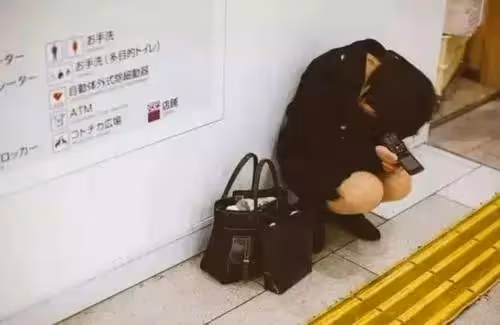被人當眾扯下短裙，為母親藥費含淚陪笑，韓國女明星申海麗的心酸