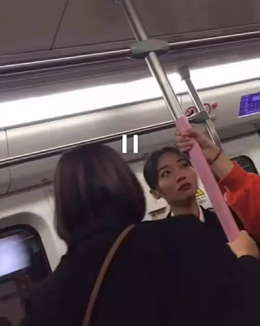 被人當眾扯下短裙，為母親藥費含淚陪笑，韓國女明星申海麗的心酸