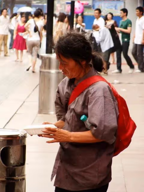 被人當眾扯下短裙，為母親藥費含淚陪笑，韓國女明星申海麗的心酸