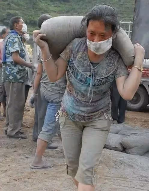 被人當眾扯下短裙,為母親藥費含淚陪笑,韓國女明星申海麗的心酸