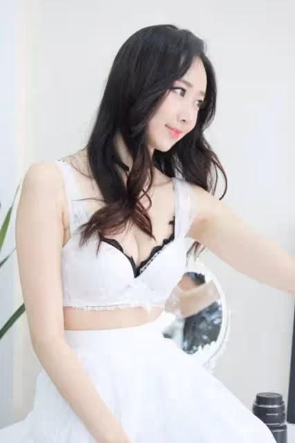 被人當眾扯下短裙,為母親藥費含淚陪笑,韓國女明星申海麗的心酸