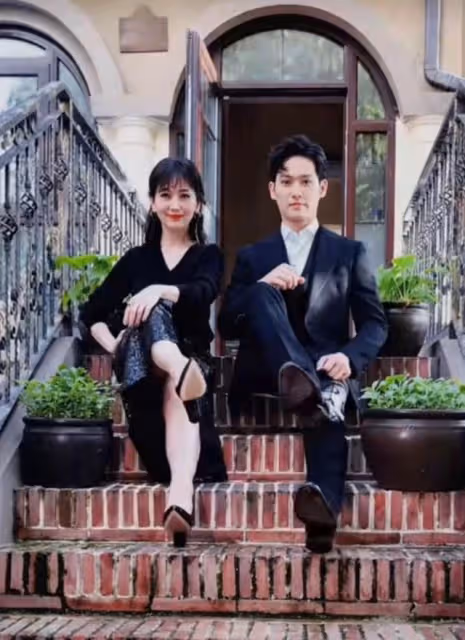 趙雅芝兒子戀情曝光?與神秘女子甜蜜比心,女方被指撞臉baby