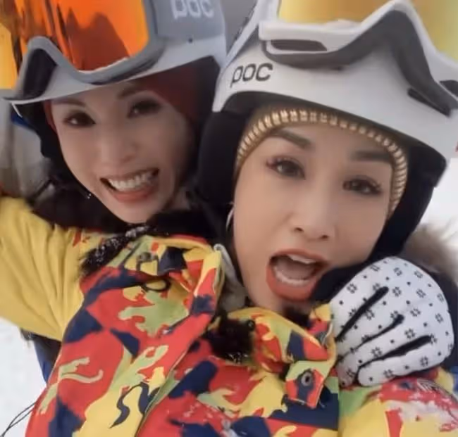 李若彤鍾麗緹雪地嬉鬧，膚白緊緻嬌俏似少女，兩人年齡相加超百歲