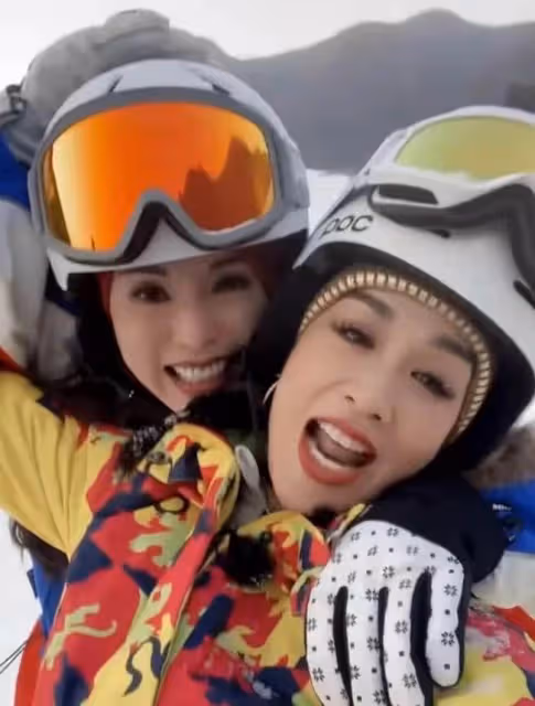 李若彤鍾麗緹雪地嬉鬧，膚白緊緻嬌俏似少女，兩人年齡相加超百歲