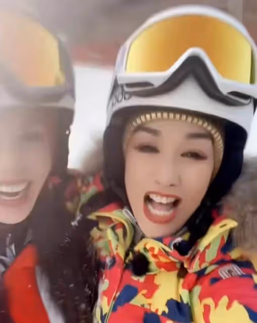 李若彤鍾麗緹雪地嬉鬧，膚白緊緻嬌俏似少女，兩人年齡相加超百歲
