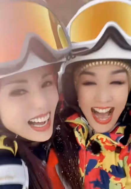 李若彤鍾麗緹雪地嬉鬧，膚白緊緻嬌俏似少女，兩人年齡相加超百歲