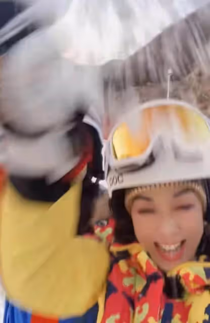 李若彤鍾麗緹雪地嬉鬧，膚白緊緻嬌俏似少女，兩人年齡相加超百歲