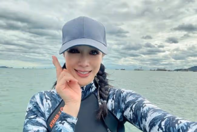 李若彤鍾麗緹雪地嬉鬧,膚白緊緻嬌俏似少女,兩人年齡相加超百歲